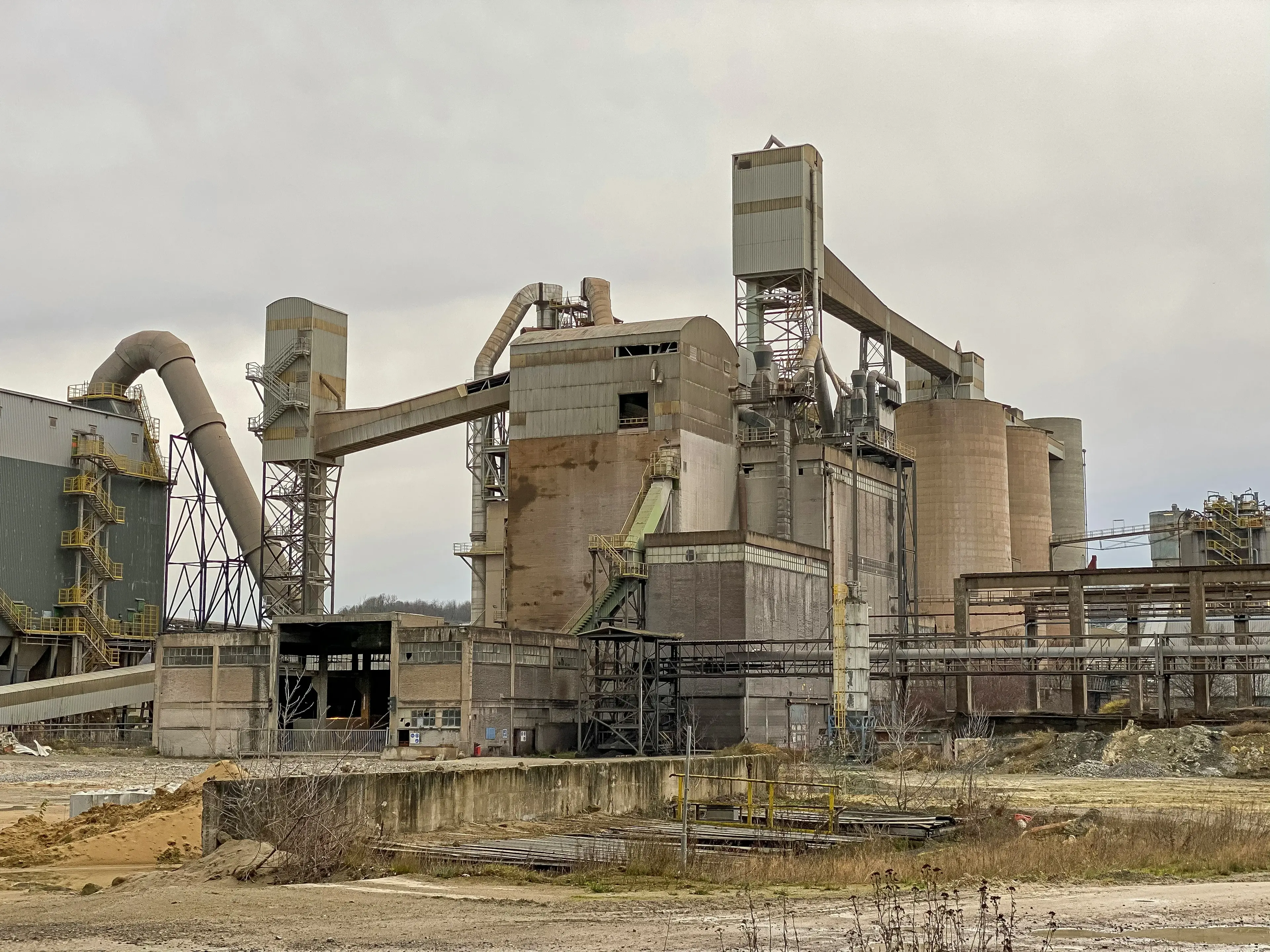 Cement plant with silos and process towers